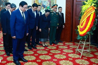 Thủ tướng Phạm Minh Chính viếng đồng chí Khamtay Siphandone