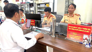 Đắk Nông: Sẵn sàng làm thêm giờ để cấp, đổi giấy phép lái xe cho người dân