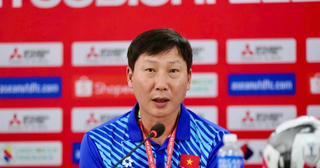 HLV Kim Sang-sik dành sự quan tâm tới cầu thủ nào của Singapore?