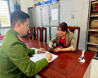 Tài khoản nhận được số tiền lớn, người phụ nữ tìm người chuyển nhầm trả lại