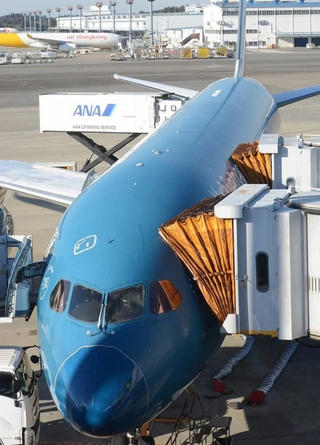 Máy bay Boeing 787 của Vietnam Airlines nứt kính tại Nhật đã quay trở về Việt Nam