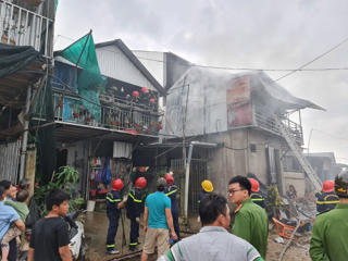 Huế: Ngôi nhà bất ngờ bốc cháy, cháu bé may mắn kịp thoát ra ngoài