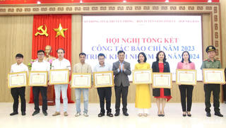 Chủ tịch UBND tỉnh Quảng Nam tặng Bằng khen cho phóng viên Báo Đại Đoàn Kết