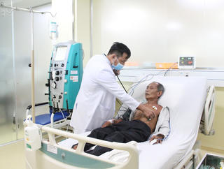 Bạc Liêu: Cứu sống cụ ông 68 tuổi bị ong vò vẽ đốt hơn 120 vết trên người