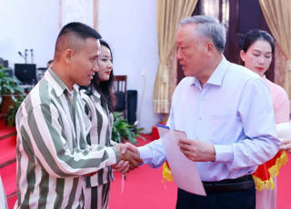 Phó Thủ tướng Thường trực Chính phủ Nguyễn Hòa Bình dự Lễ công bố Quyết định đặc xá