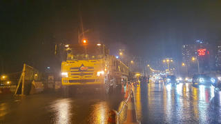 Xuyên đêm vận chuyển phiến dầm cầu Vĩnh Tuy nặng hàng chục tấn