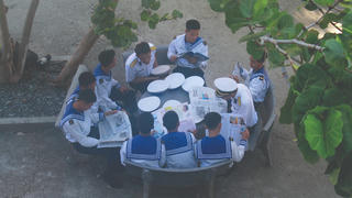 Đọc báo ở Trường Sa