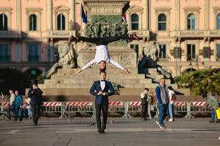Quốc Cơ – Quốc Nghiệp diễn chồng đầu trên đường phố Italy