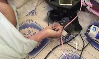 Vừa sạc pin vừa dùng điện thoại, một bé trai 7 tuổi bị điện giật tử vong