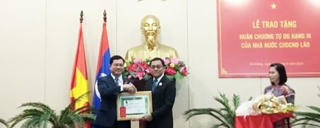 Phó Chủ tịch Thường trực HĐND thành phố Đà Nẵng nhận Huân chương Tự do của Nhà nước Lào