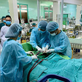 Cứu sống bệnh nhi người nước ngoài bị sốc tim