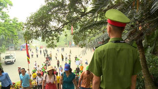 Công an hoá trang nhằm 'chặn đứng' nạn móc túi trong dịp Lễ hội Đền Hùng