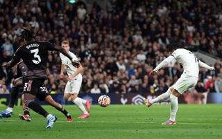 Tottenham trở lại ngôi đầu bảng Ngoại hạng Anh