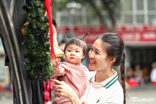 Du khách nườm nượp đổ về Nhà thờ Lớn Hà Nội đón không khí Noel sớm