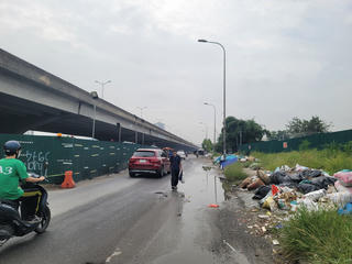 Hà Nội: Tuyến phố chằng chịt ‘lô cốt’, rác thải và hàng rong