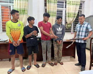 Đắk Lắk: Bắt giữ 4 đối tượng dùng dao, gậy chặn xe khách đập phá 