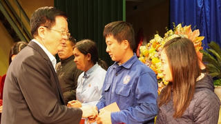 Trưởng Ban Dân vận Trung ương tặng quà Tết tại Thái Nguyên