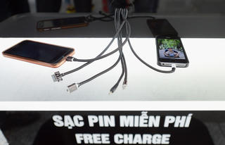 Những rủi ro tiềm ẩn từ việc sử dụng sạc điện thoại công cộng