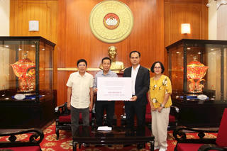 Nghĩa cử cao đẹp hướng về người dân vùng lũ