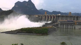 Thủy điện Tuyên Quang mở tiếp 2 cửa xả đáy, vùng hạ du chú ý an toàn