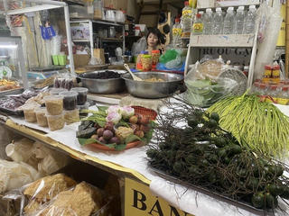 Hà Nội nhộn nhịp chợ Tết Đoan Ngọ