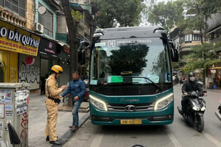 Xử lý hàng loạt xe khách trên 16 chỗ cố tình đi vào phố cổ Hà Nội