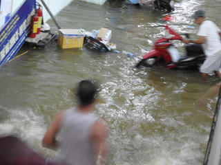 Đà Nẵng: Nước lên nhanh, cứu hộ liên tục trong đêm