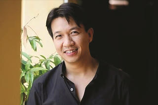 Đặt bàn tay lên môi, giữ chặt tiếng nấc nghẹn ngào…