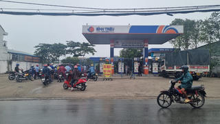 Người dân TP HCM chật vật tìm chỗ đổ xăng