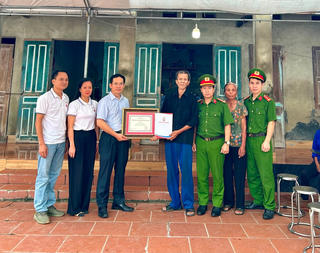 Thăm hỏi, động viên gia đình thanh niên tử vong khi cứu 4 trẻ đuối nước