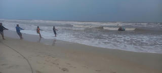 Ứng cứu 2 ngư dân và thuyền bị sóng đánh chìm trên biển