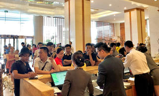 Khách du lịch Hạ Long 'quay xe' trong ngày vì hỏi đâu cũng… 'cháy' phòng