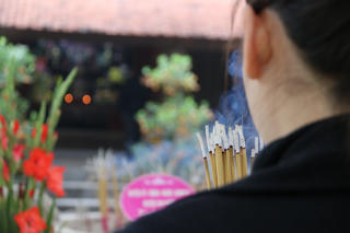 Người dân thành kính dâng hương tại Đền thờ vua Lê Đại Hành