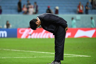 Cái cúi đầu của huấn luyện viên Nhật Bản