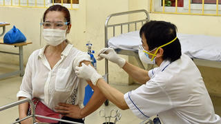 Tiêm vaccine để phòng ngừa các biến thể mới của Covid-19