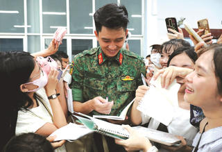 ‘Đu’ theo thần tượng