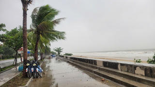 Đà Nẵng: Sóng biển cao từ 2,5 đến 3m gây hư hại đường Nguyễn Tất Thành