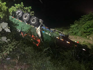 Quảng Trị: Xe đầu kéo rơi xuống vực, 1 người tử vong