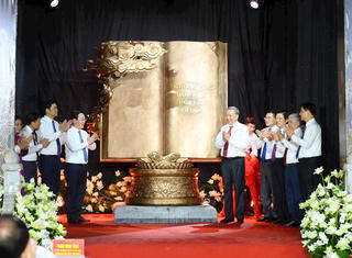 Tổng Bí thư Tô Lâm trao tặng tác phẩm 'Việt Nam - những trang sử vàng' đến Khu Di tích Kim Liên