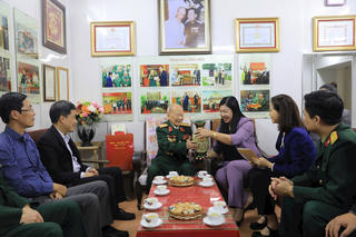 Mặt trận Hà Nội tri ân, tặng quà tướng lĩnh quân đội