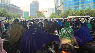 [ẢNH] Người dân Hà Nội vật lộn giữa cảnh tắc đường trong mưa lớn