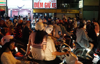 Chật vật tìm bãi gửi xe chơi Tết