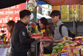 [ẢNH] Giới trẻ Hà Nội tấp nập cầu duyên trước ngày lễ tình nhân 14-2