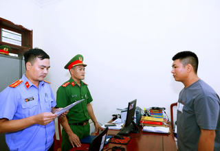 Khởi tố nam thanh niên dùng cốc bia đánh bạn