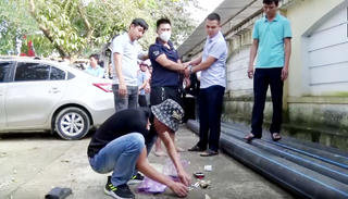 Bắt quả tang đối tượng tàng trữ số lượng lớn ma tuý đá bên trong ống nhựa