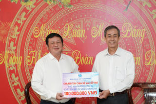 Mặt trận tiếp nhận 200 triệu đồng hỗ trợ thiên tai, hỏa hoạn từ Bệnh viện Đại học Y Dược TP HCM