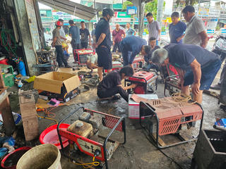 Sau bão số 5: Mất điện diện rộng, người dân xếp hàng sửa máy phát điện