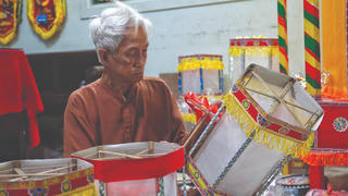 Giữ nghề làm đèn kéo quân