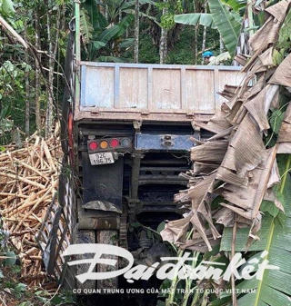 Quảng Nam: Xe tải lao xuống hố sâu, 2 người tử vong