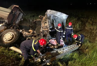 Xe đầu kéo đấu đầu xe tải khiến 2 người chết trong cabin